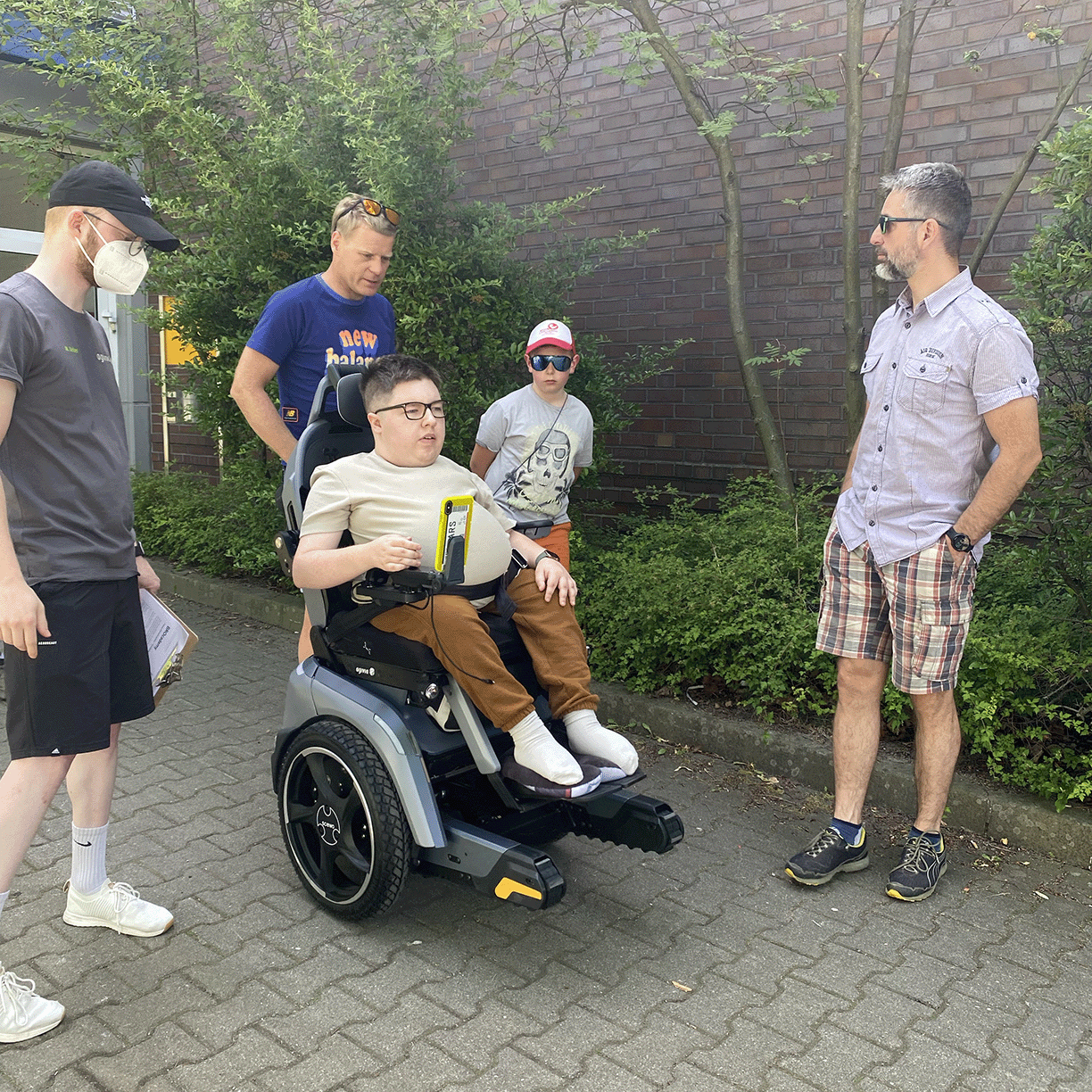 Kamil Tunkiewicz w trakcie odbioru wózka Scewo Bro w Berlinie z przedstawicielem firmy Agivia i członkami teamu