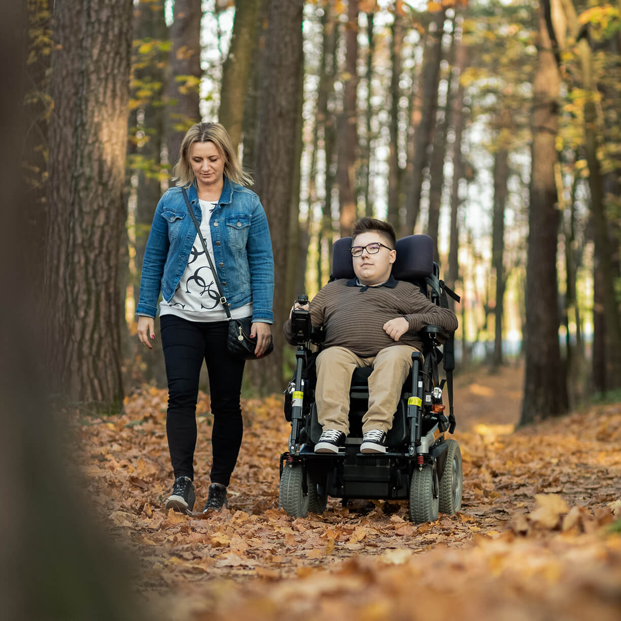 Kamil Tunkiewicz ze swoją mama Gosią podczas spaceru po lesie w Olsztynie