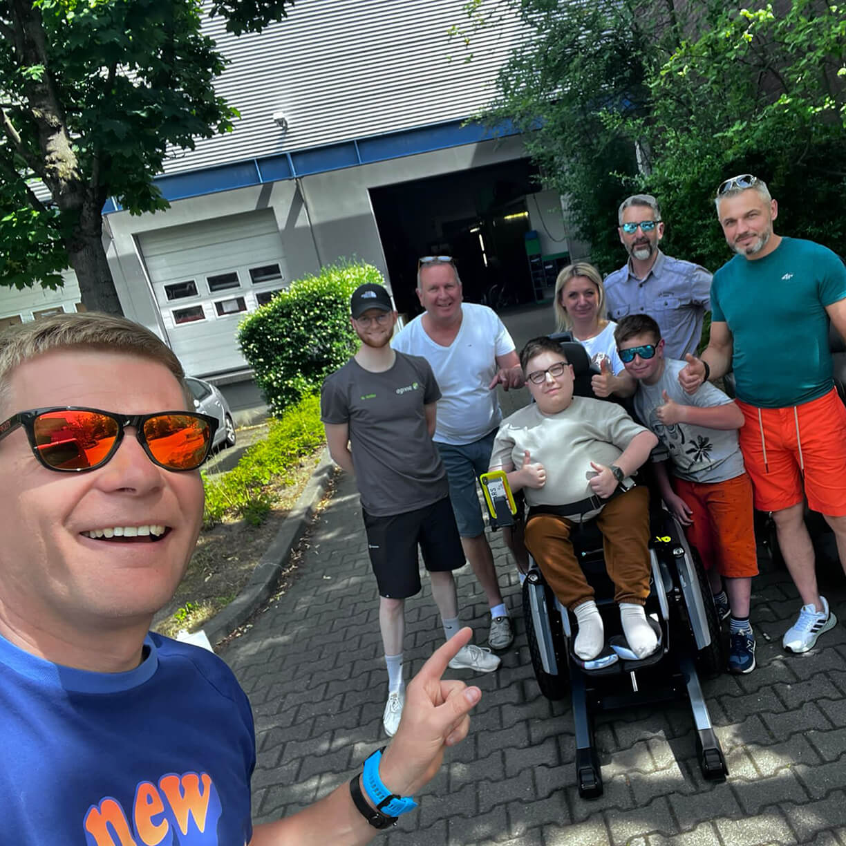 Kamil Tunkiewicz w trakcie odbioru wózka Scewo Bro w Berlinie razem z całym teamem i przedstawicielami firmy Agivia